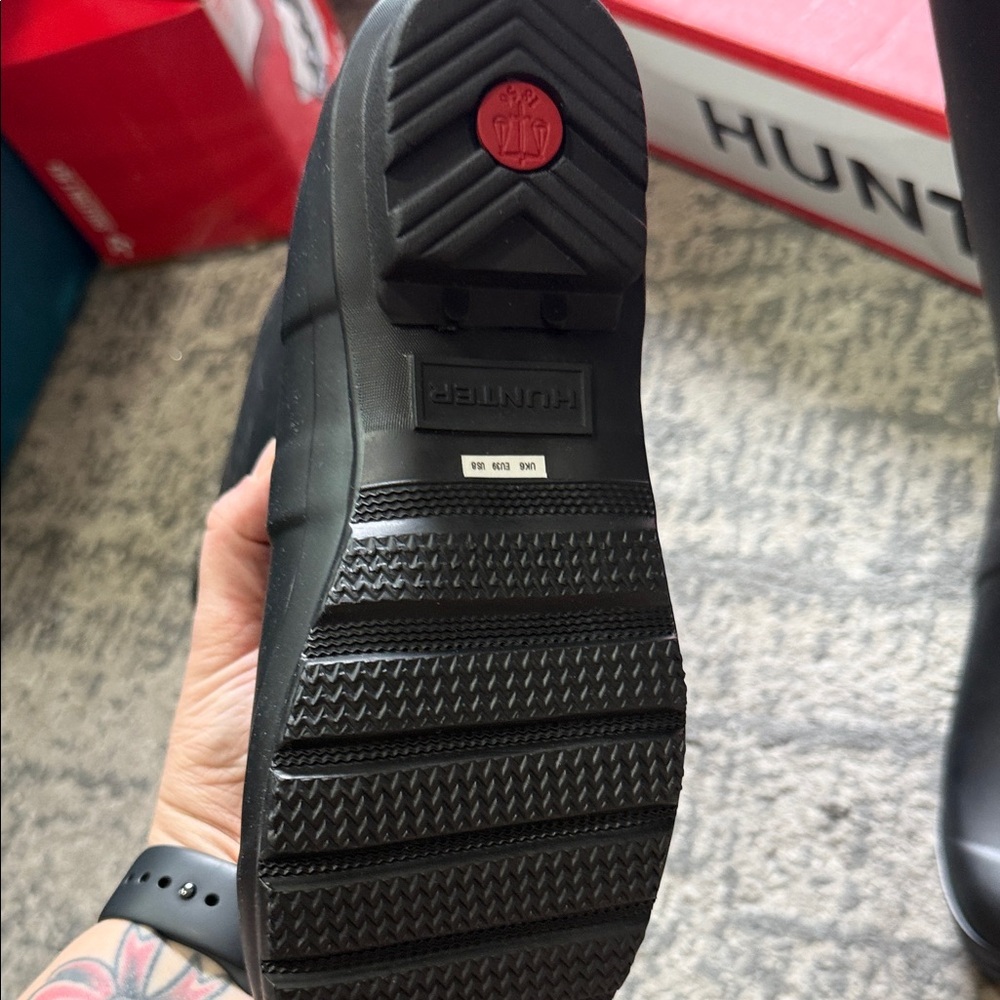Hunter Classic Black Waterproof Boots - Picture 4 of 9